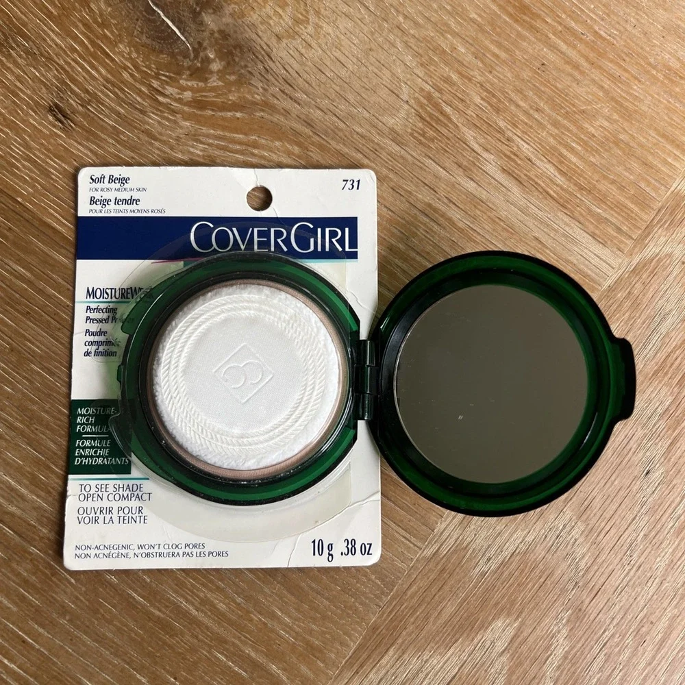 CoverGirl Pressed Powder Compact Green Case Vintage Soft Beige .38‎ Ounces Retro